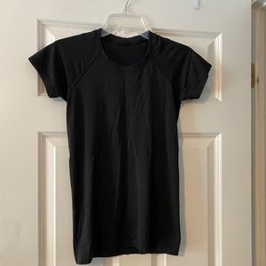 Lululemon swiftly tech short sleeve size 6